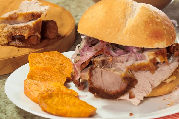 Sánguche o Pan con Chicharrón de cerdo